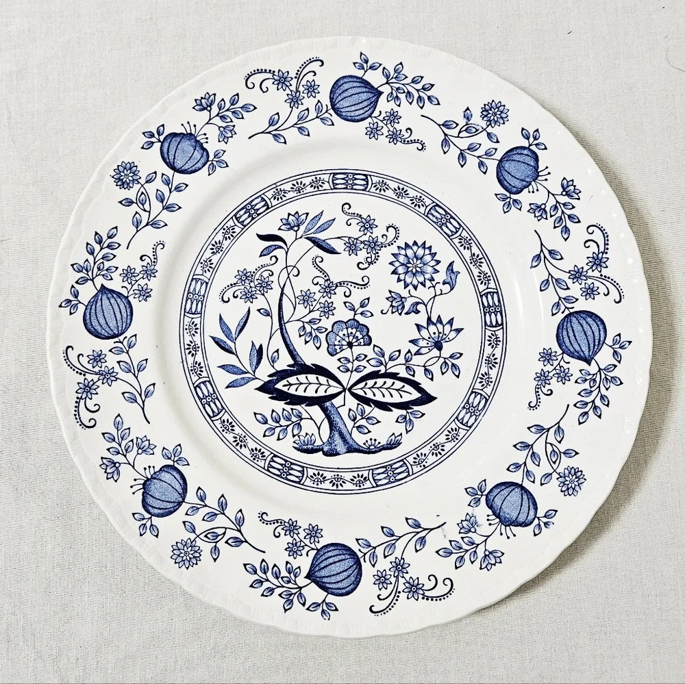 Vtg. Wedgewood Blue Heritage Dinner Plate England Hand‎ Engraving EUC White 10